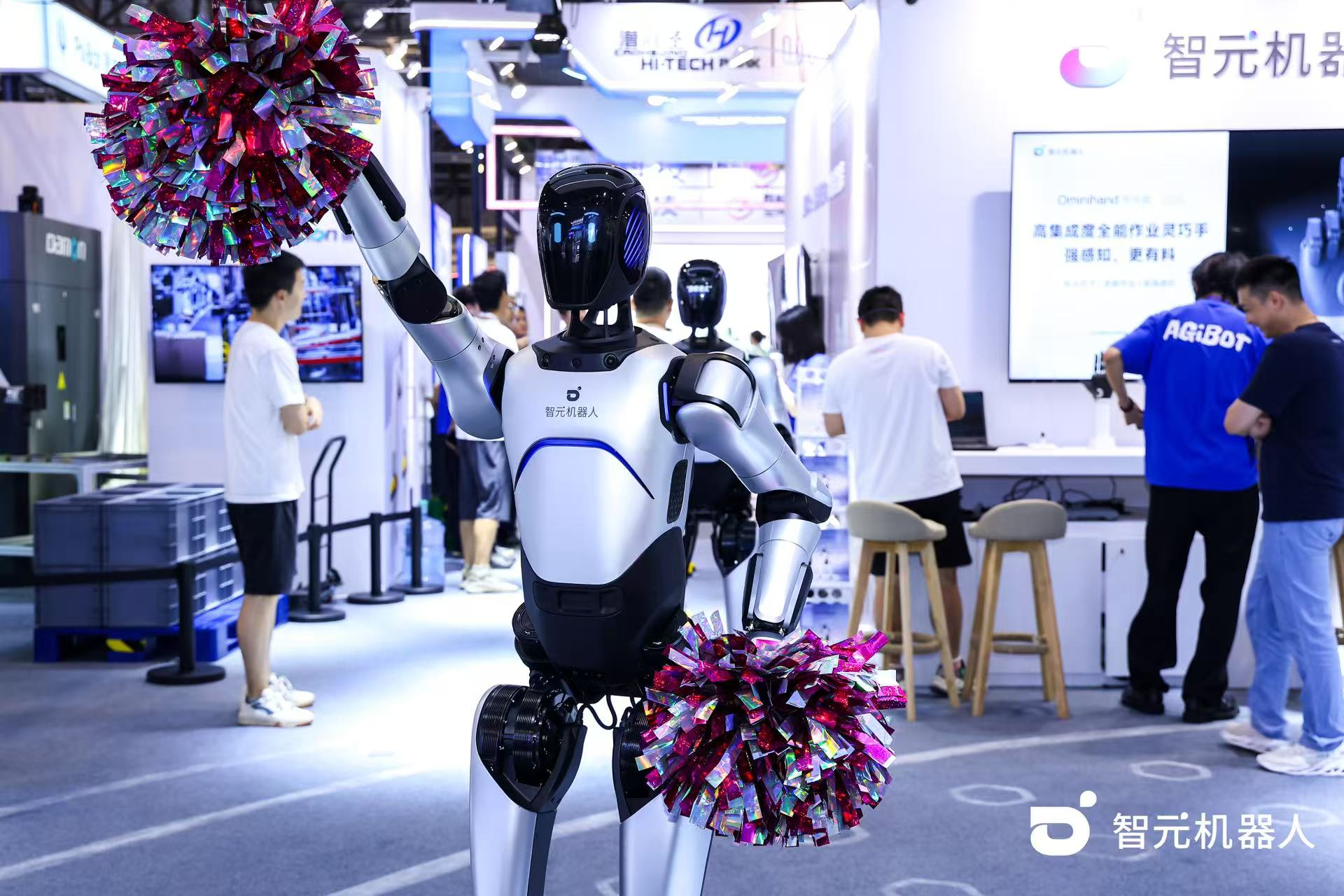星空国际体育机器人 WAIC 首日展台火爆，机器...